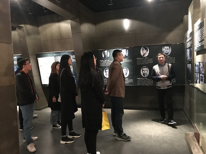 参观烈士陵园展览馆