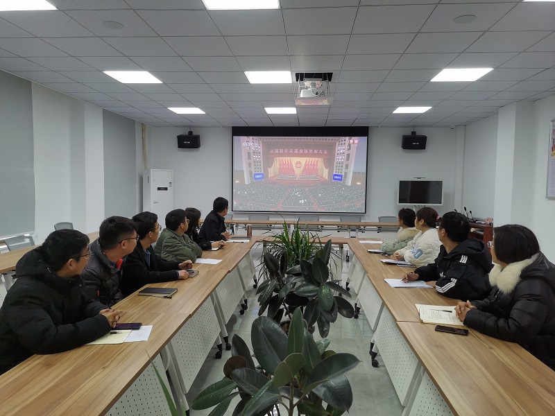 观看学习全国扶贫攻坚总结表彰大会
