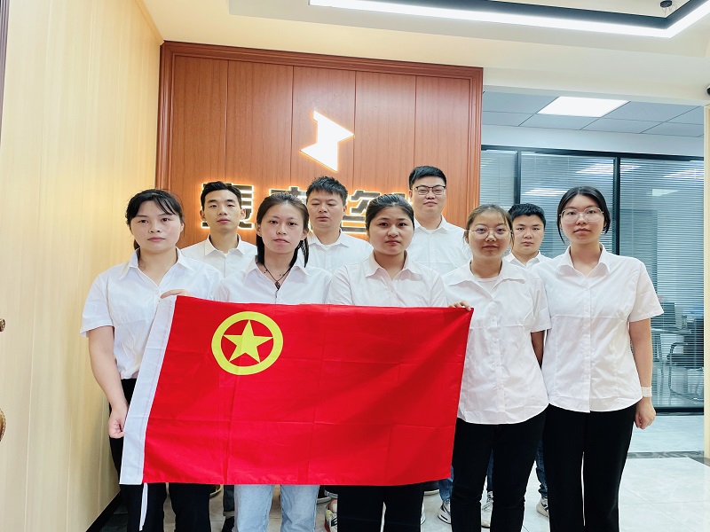 团支部开展的“我和团旗团徽合个影活动”