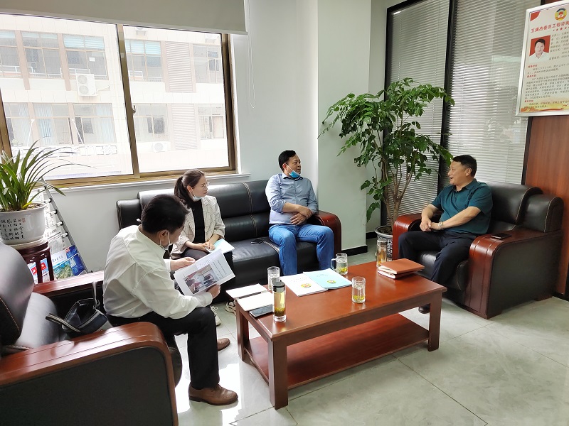政法委副书记程有平莅临委员工作室