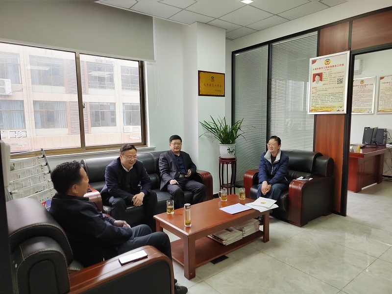 大观区政协副主席郝燕燕、潜山市政协副主席金泉水一行参观调研王满杰委员工作室